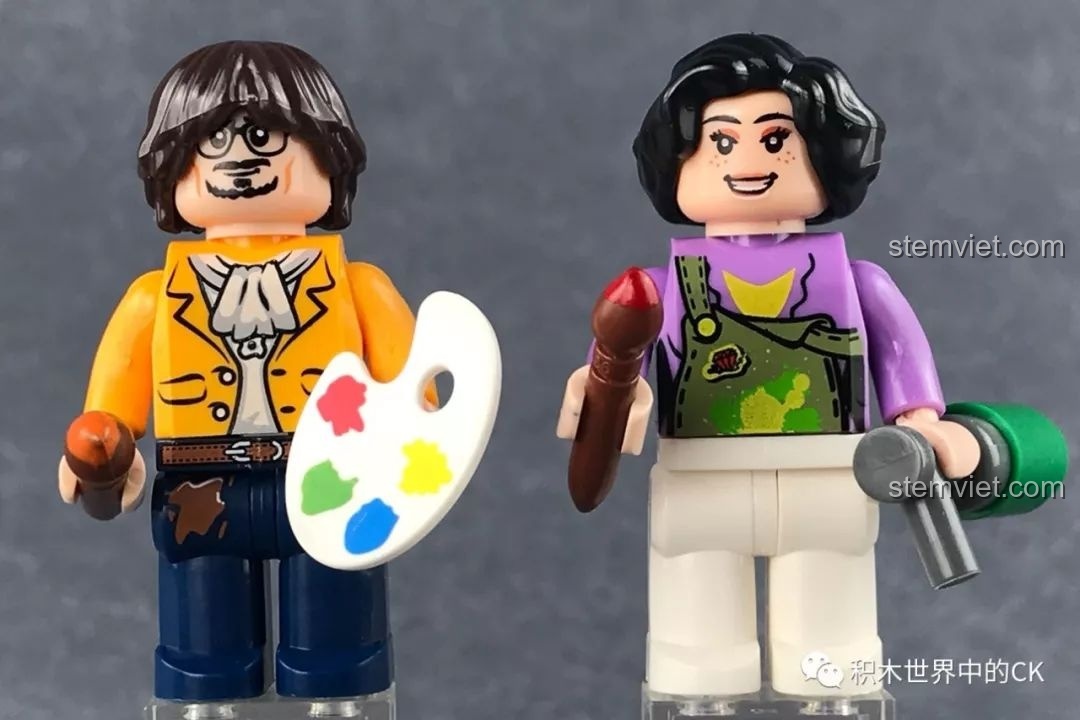 Cận cảnh hai minifigure họa sĩ nam và nữ trong bộ XINGBAO XB-01402-A, với các phụ kiện như bảng màu và cọ vẽ.