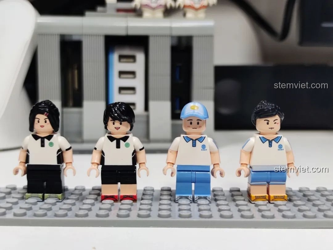 Bốn minifigure học sinh trong bộ Wekki 516954, bao gồm Hàn Mai Mai, Lý Lôi, Lý Minh, Lý Hoa với đồng phục đặc trưng.
