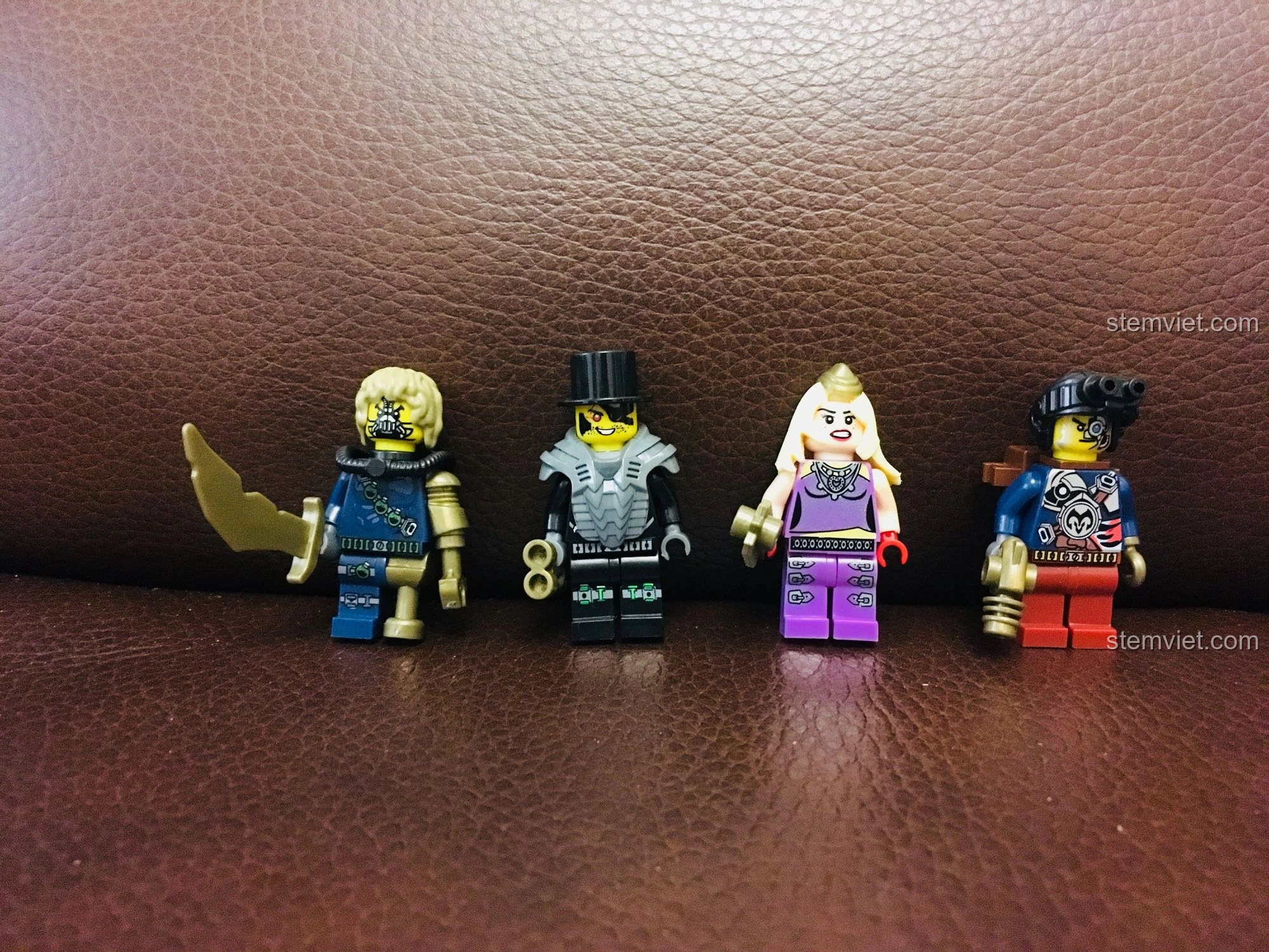 Cận cảnh 4 minifigures từ bộ Kaizhi City of Machines, với thiết kế độc đáo và màu sắc tươi sáng, phù hợp với chủ đề Steampunk.