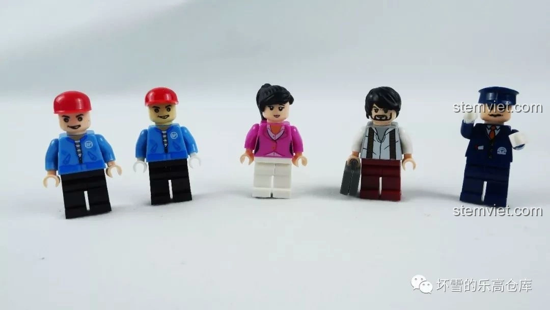 Năm nhân vật minifigure đi kèm bộ lắp ráp KAZI KY98220 Tàu Hỏa Đông Phong 11Z, bao gồm nhân viên SP City Express, nhân viên đường sắt và hành khách.