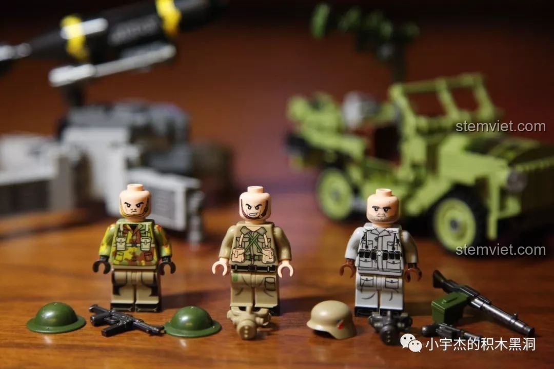 Ba minifigures lính Anh và lính Đức trong bộ Panlos 631004D với biểu cảm khuôn mặt khác nhau.