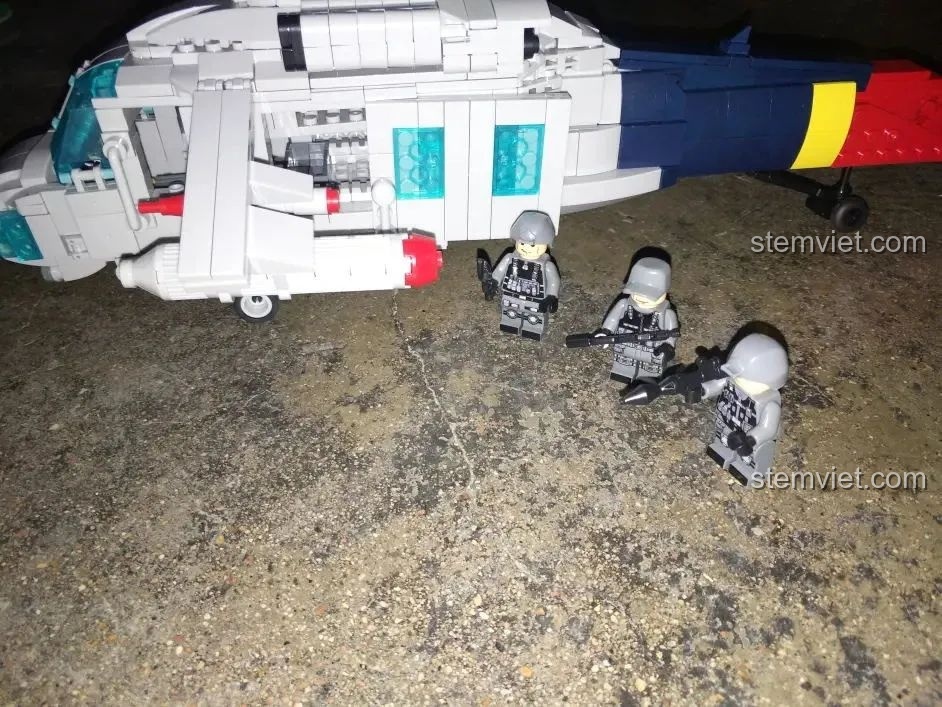 Ba minifigure lính đặc nhiệm và phi công cùng với mô hình trực thăng WOMA C0897, tăng thêm giá trị cho bộ đồ chơi.