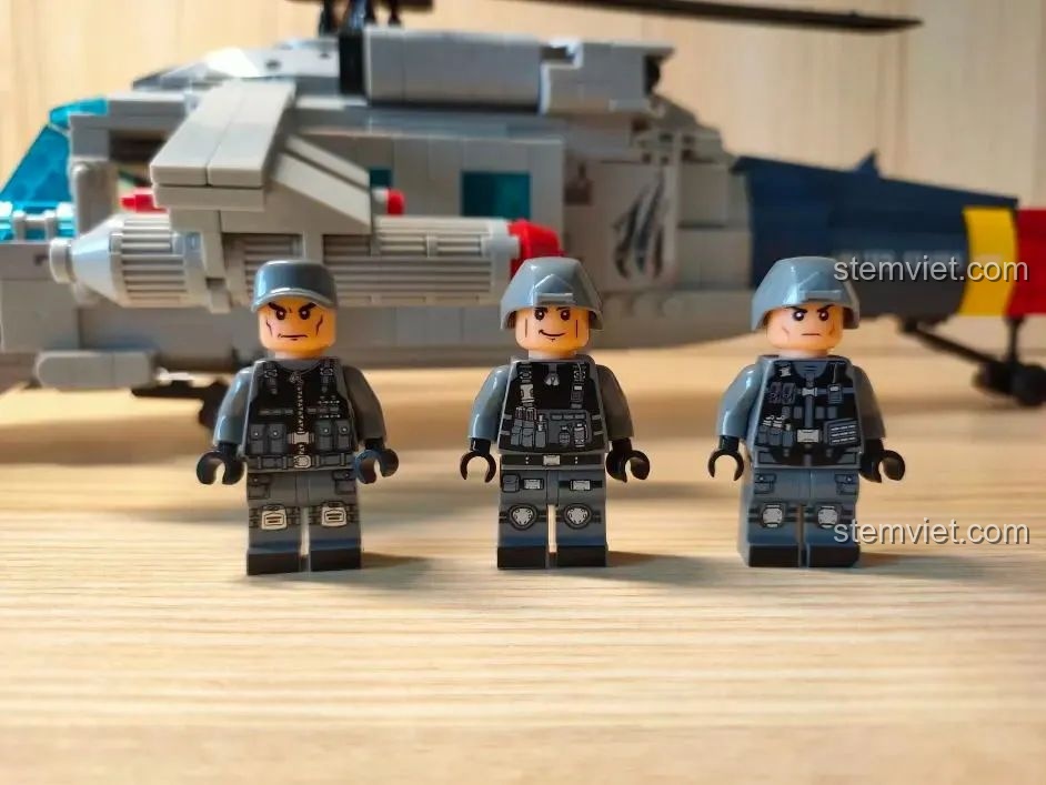 Cận cảnh 3 minifigures lính đặc nhiệm với biểu cảm khác nhau trong bộ đồ chơi WOMA C0897 cho trẻ 6+.