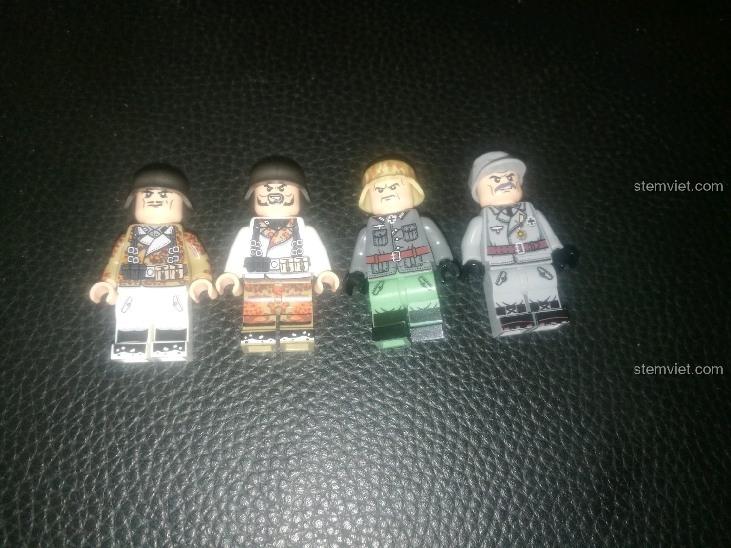 Bốn minifigures lính Đức trong bộ lắp ráp xe bọc thép SEMBO 101341 với chi tiết in sắc nét.