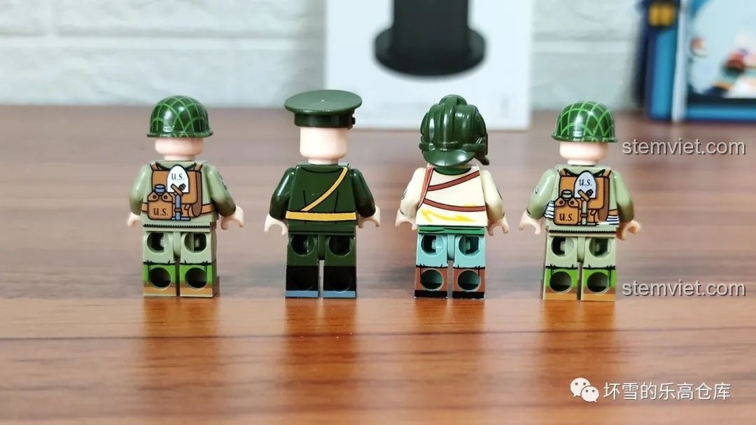 Góc nhìn phía sau của các nhân vật lính Mỹ đi kèm bộ lắp ráp xe tăng Sherman M4A1 QUANGUAN 81, thể hiện chi tiết ba lô và trang phục. Đồ chơi lắp ráp cho bé trai.