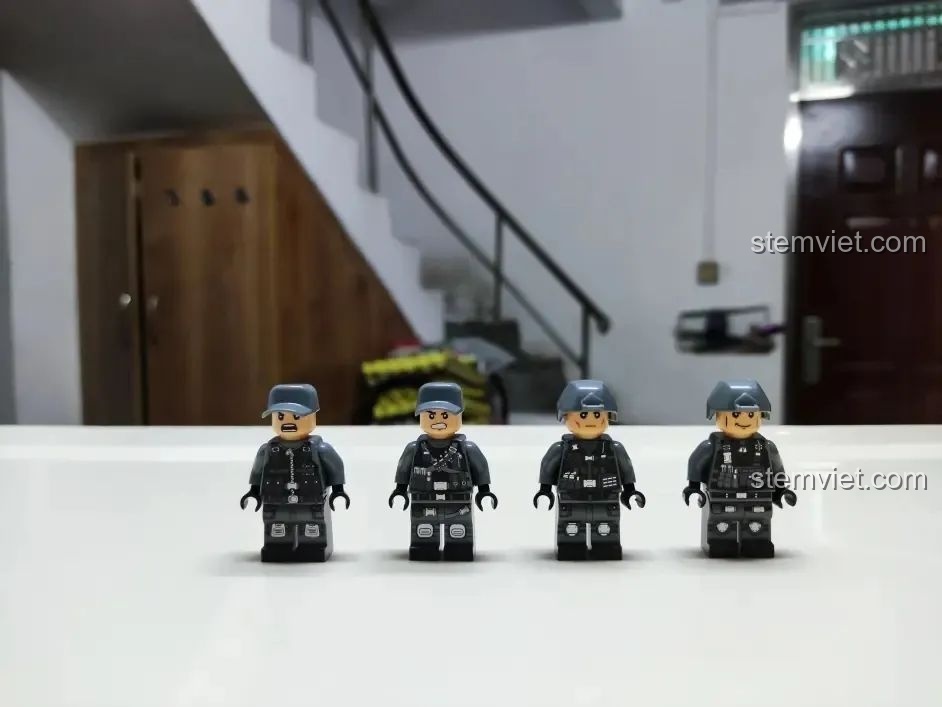 Bốn minifigure lính thủy đánh bộ trong bộ WOMA C0898 với trang phục và biểu cảm chi tiết.