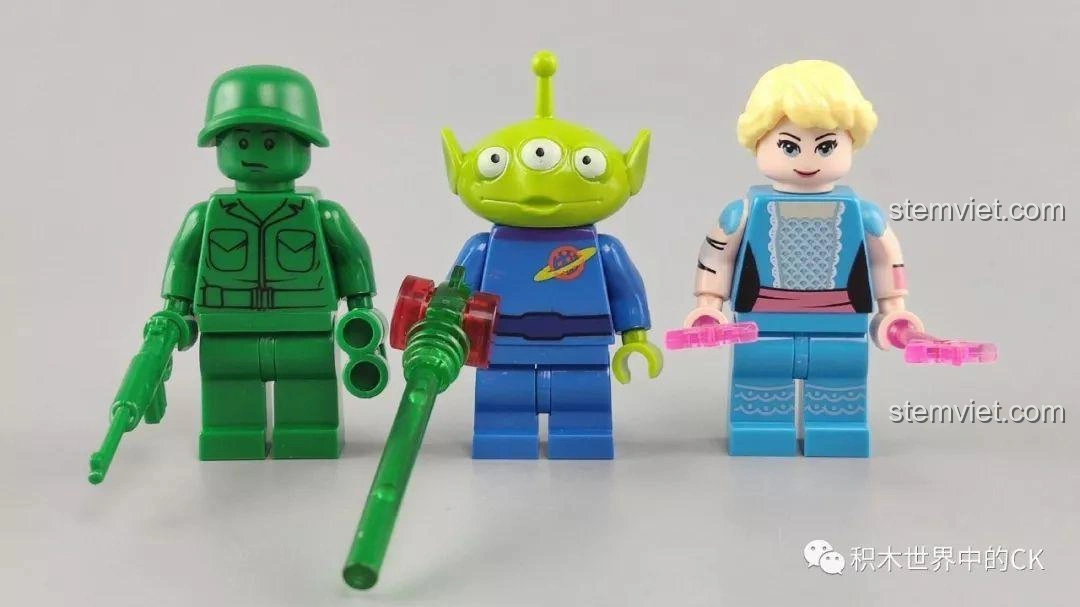 Minifigures Người lính xanh, Người ngoài hành tinh và Bo Peep từ bộ lắp ráp SY1448 Toy Story 4, với vũ khí và phụ kiện đi kèm.