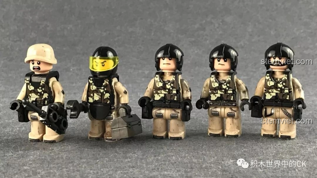 Năm minifigures lính đi kèm bộ đồ chơi lắp ráp Xe tăng Thiên Hổ Scorpio Tiger XB-06015 của Xingbao.