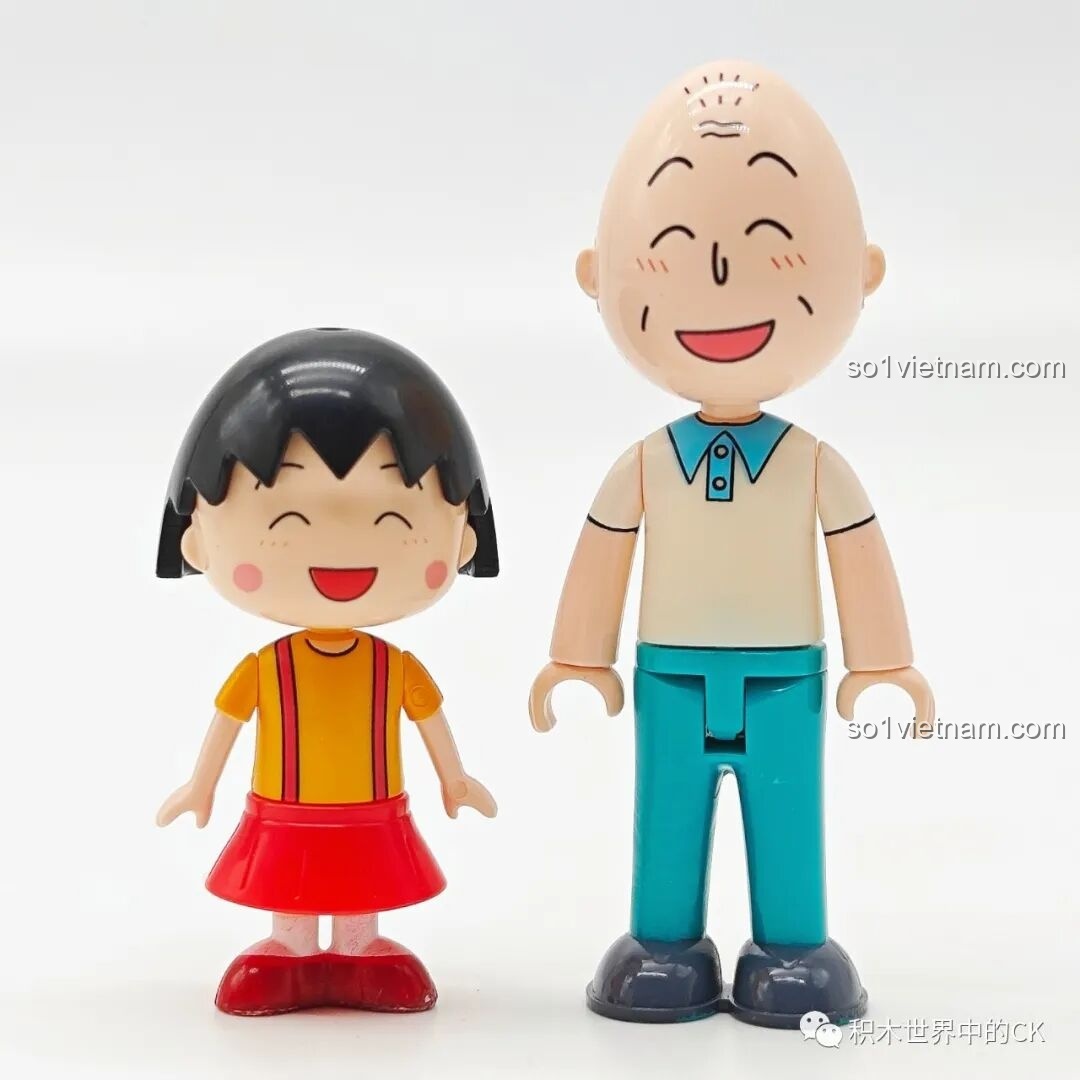 Cận cảnh hai minifigures trong bộ Tiệm đồ ngọt: Nhóc Maruko và ông nội Tomozo với biểu cảm vui vẻ.