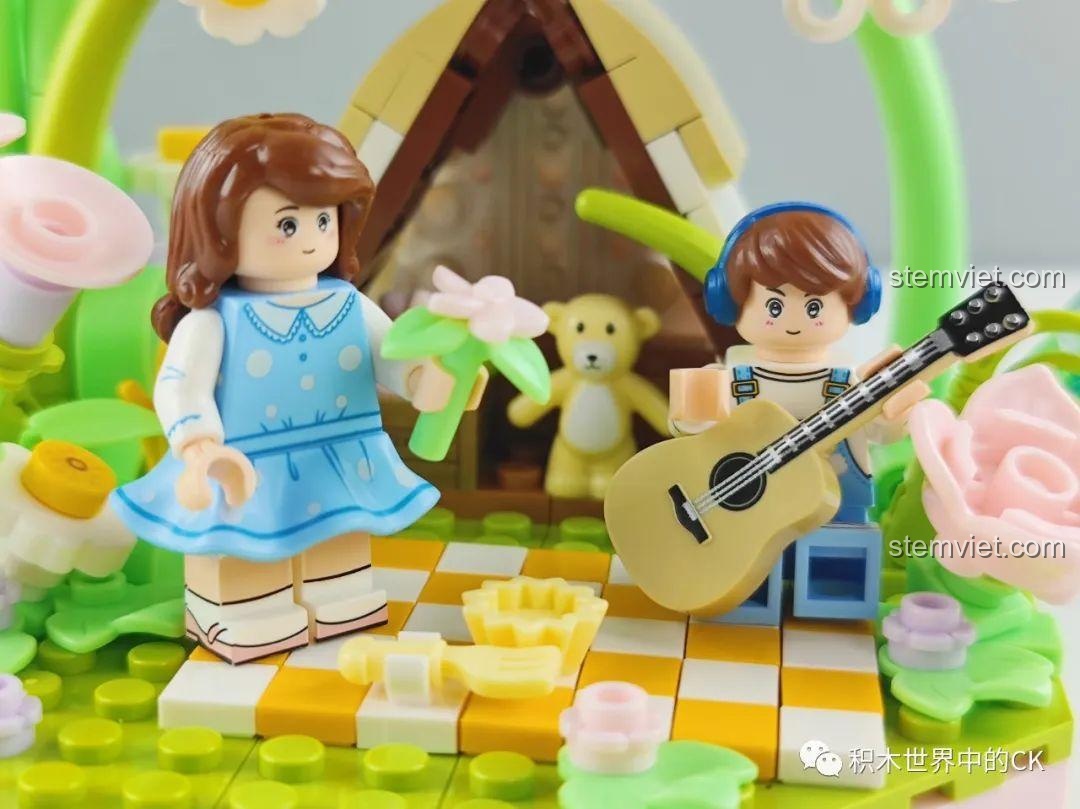 Cận cảnh hai minifigures và chú gấu teddy trong bộ đồ chơi mô hình cặp đôi dã ngoại cho trẻ trên 6 tuổi.