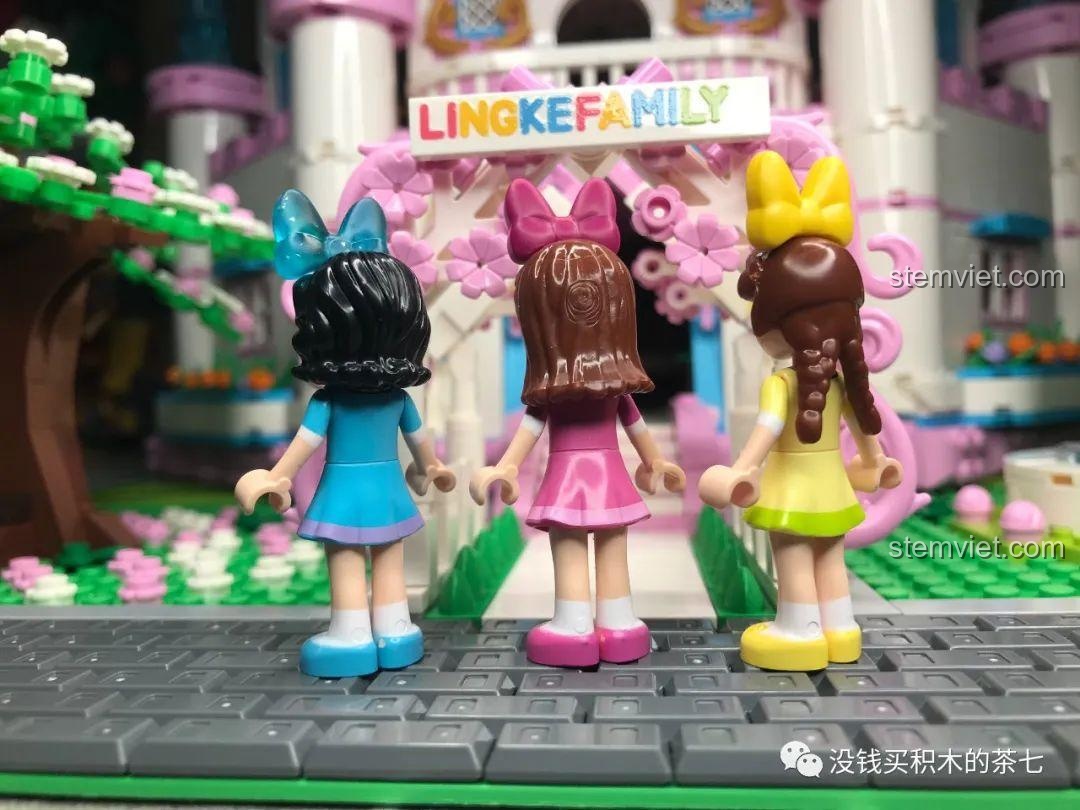 Bốn minifigure nam với các trang phục khác nhau, bao gồm hoàng tử, người hầu và nông dân.