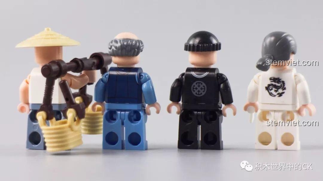 Bốn minifigures nam trong bộ Xingbao 1021: người bán hàng rong, lão ông, quý ông và thư sinh.