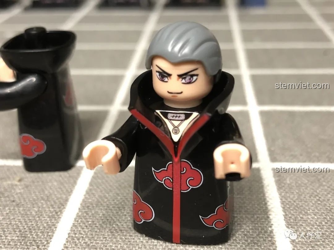 Minifigure Naruto Akatsuki WM với áo choàng cổ mở, chi tiết in ấn trên thân và cổ áo.