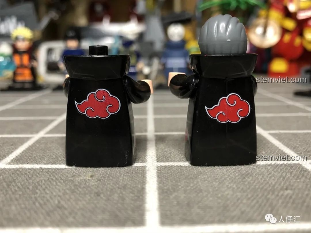 Mặt sau của áo choàng minifigures Naruto Akatsuki WM với họa tiết mây đỏ đặc trưng, in ấn rõ nét.