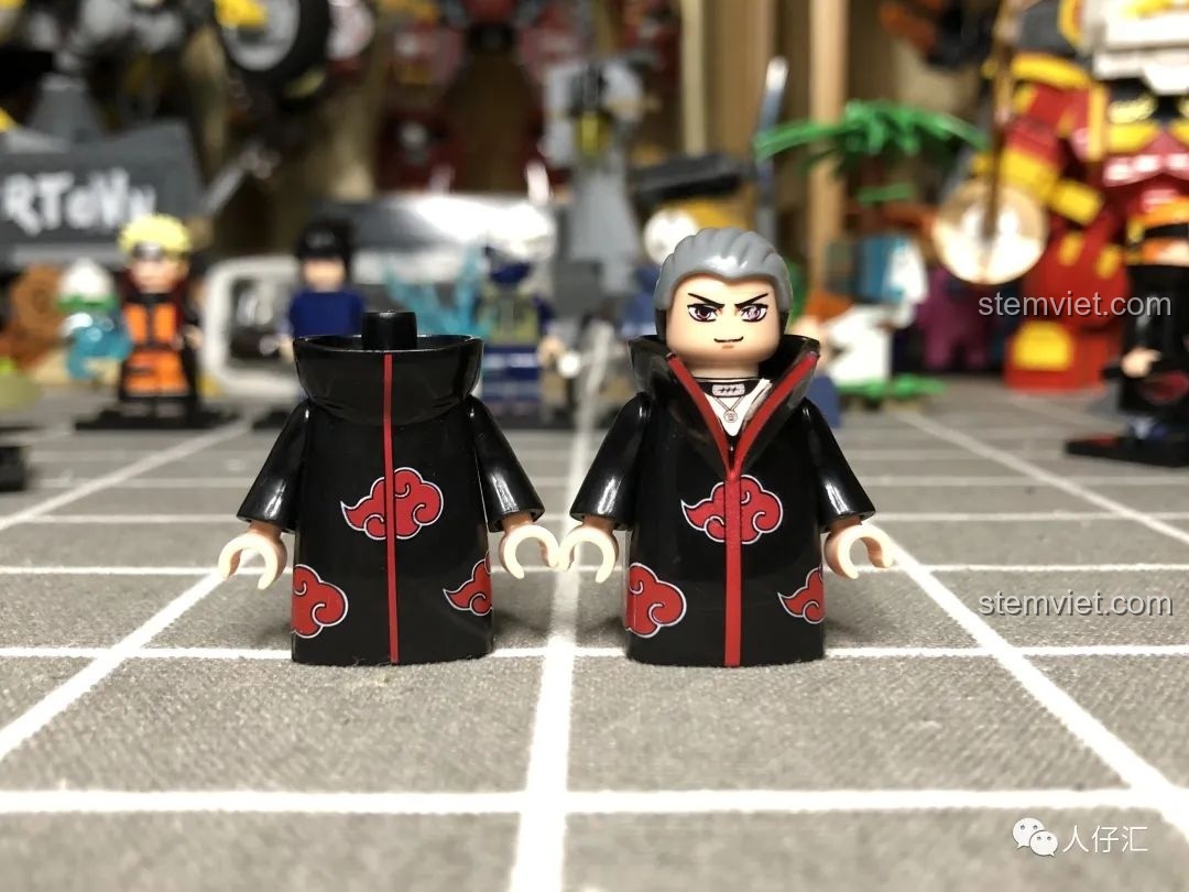 Hai kiểu áo choàng đen đặc trưng của tổ chức Akatsuki WM, bao gồm kiểu cổ mở và cổ tròn, chi tiết in ấn sắc nét.