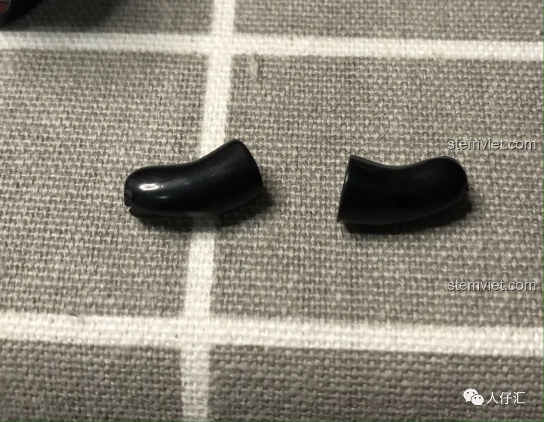 Cận cảnh phần chân của áo choàng minifigures Naruto Akatsuki WM, cho thấy cấu trúc bên trong.