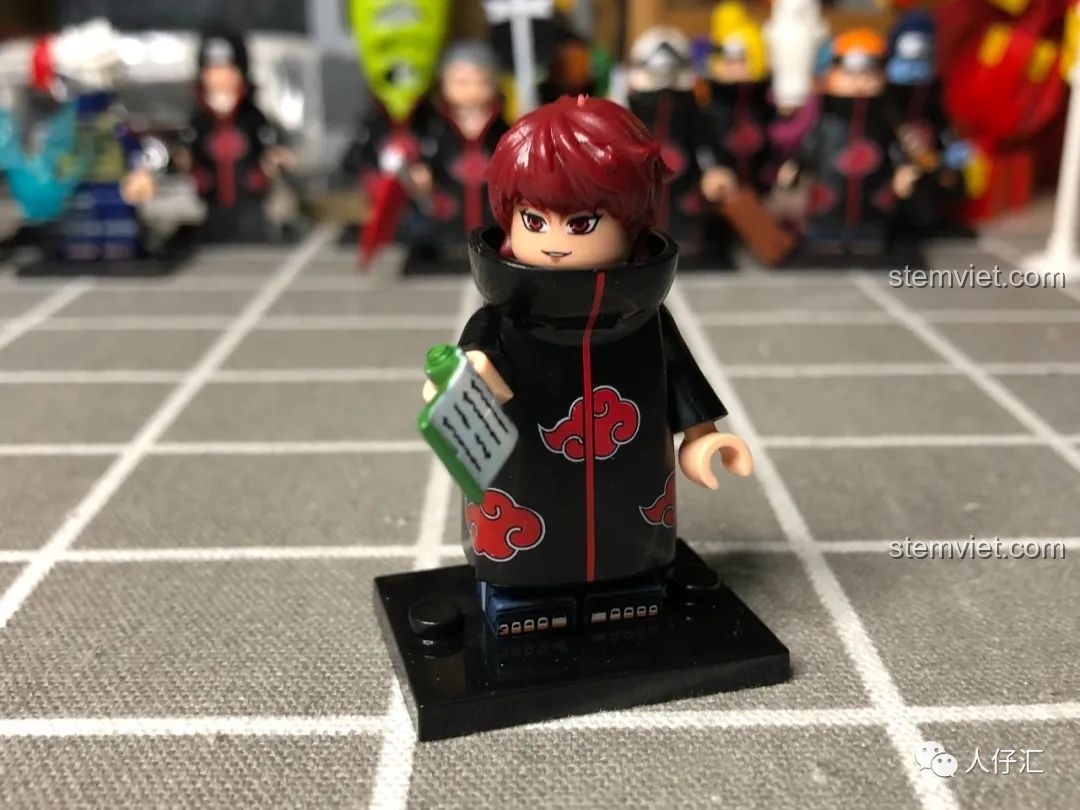 Cận cảnh áo choàng cổ mở của minifigure Hidan WM2086, thể hiện chi tiết in ấn.