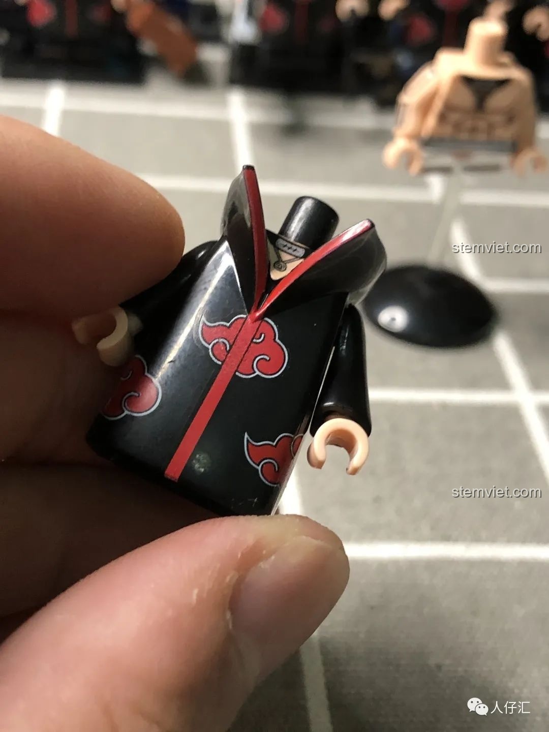 Mặt sau của minifigure Hidan WM2086, cho thấy chi tiết in ấn trên lưng và chân.