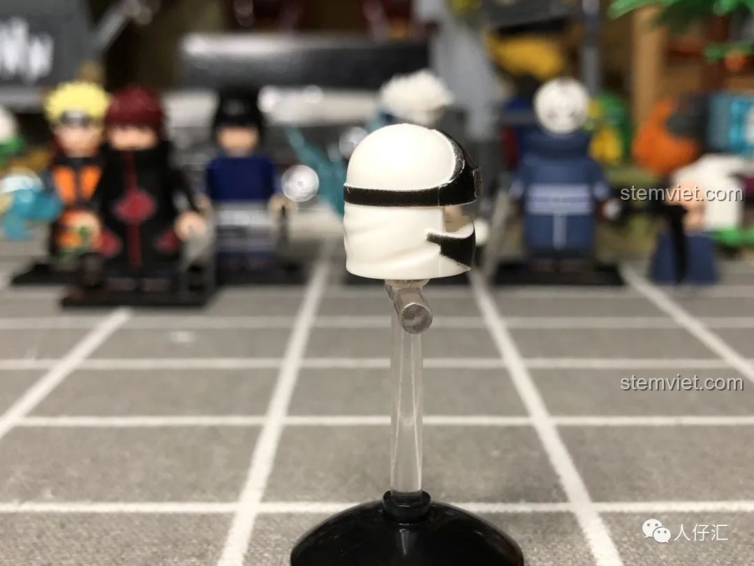 Minifigure Kakuzu WM2087 cầm phụ kiện vali, tạo hình hoàn chỉnh.