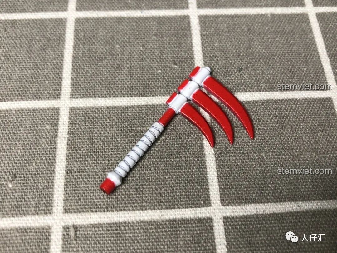 Minifigure Kakuzu WM2087 từ bộ đồ chơi lắp ráp Naruto Akatsuki, với áo choàng và phụ kiện vali.