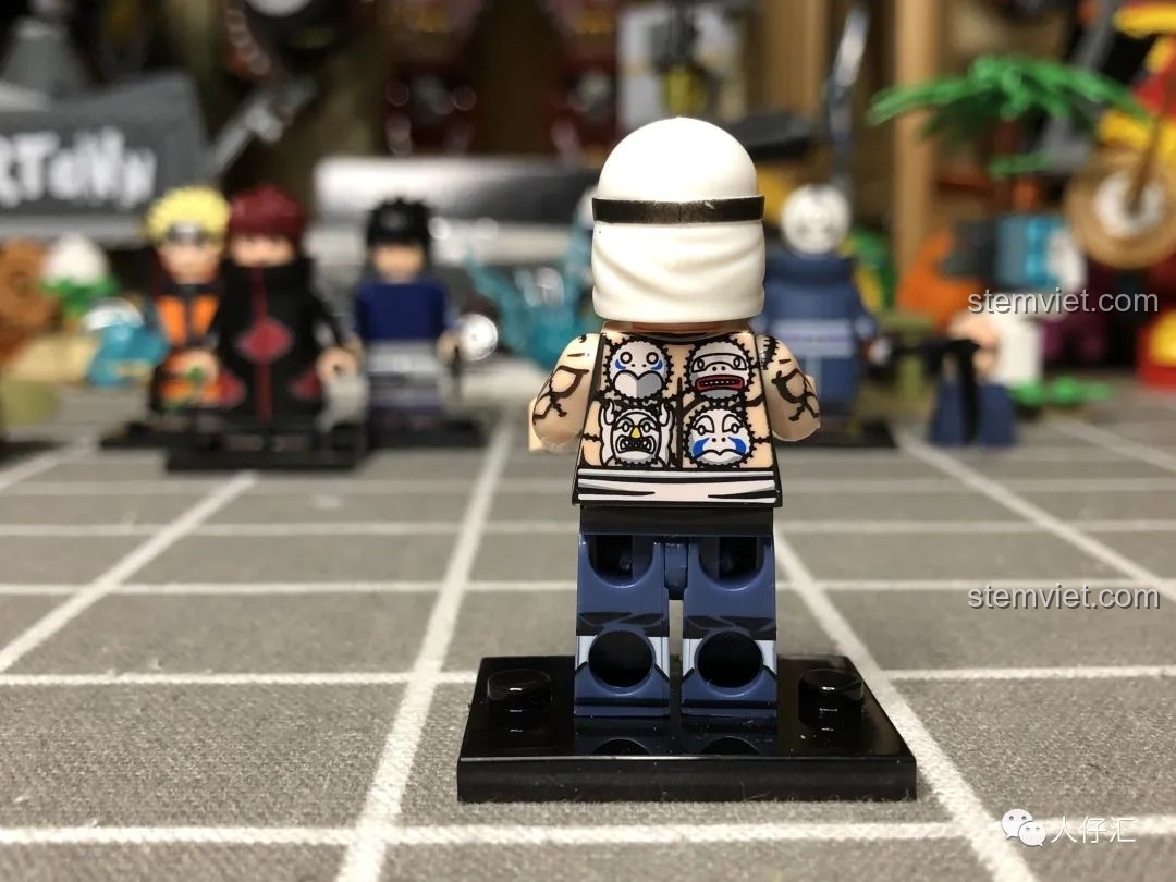 Mặt sau của mũ trùm đầu minifigure Kakuzu WM2087, cho thấy chi tiết tạo hình.