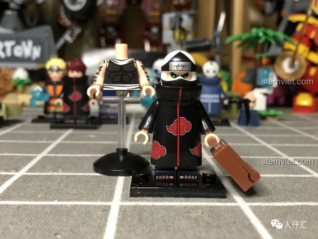 Góc nhìn bên cạnh của minifigure Kakuzu WM2087, thể hiện chi tiết in ấn trên tay và chân.