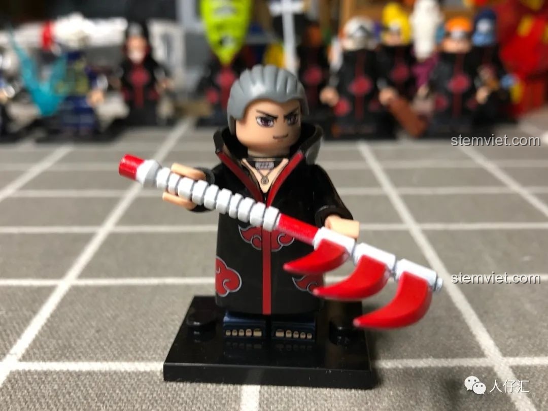 Mặt sau của minifigure Kakuzu WM2087, cho thấy chi tiết in ấn trên lưng và chân.