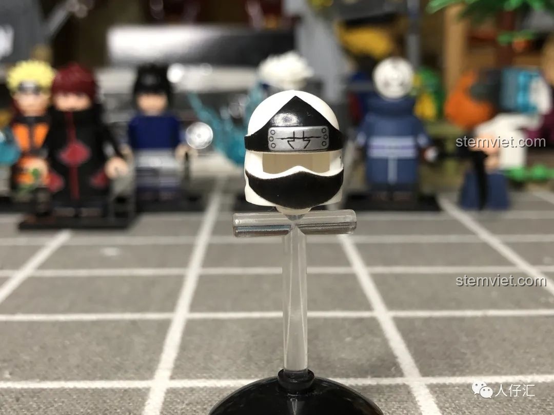 Phụ kiện vali của minifigure Kakuzu WM2087 khi mở ra, cho thấy không gian bên trong.