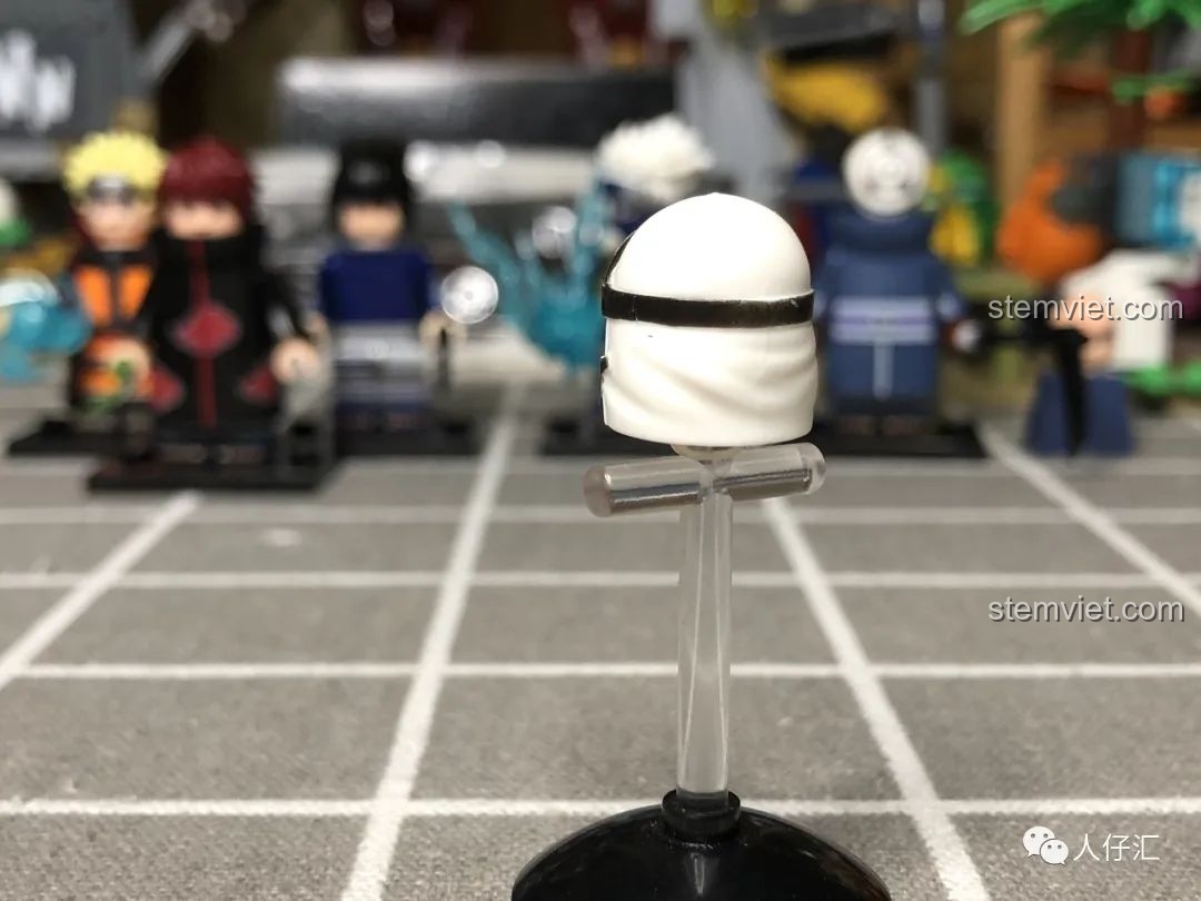 Minifigure Kakuzu WM2087 với vali và một cuốn sách nhỏ, thể hiện sự giàu có của nhân vật.