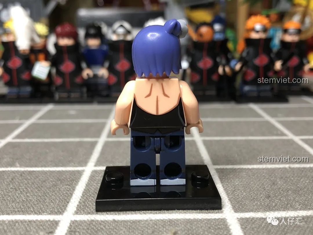 Minifigure Konan WM2090 với áo choàng và phụ kiện bùa nổ, tạo hình hoàn chỉnh.