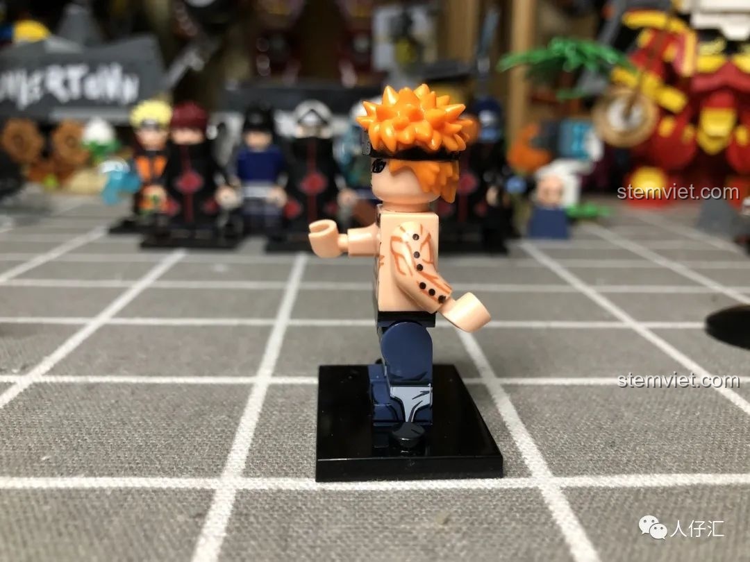 Minifigure Konan WM2090 từ bộ đồ chơi lắp ráp Naruto Akatsuki, với áo choàng và phụ kiện bùa nổ.