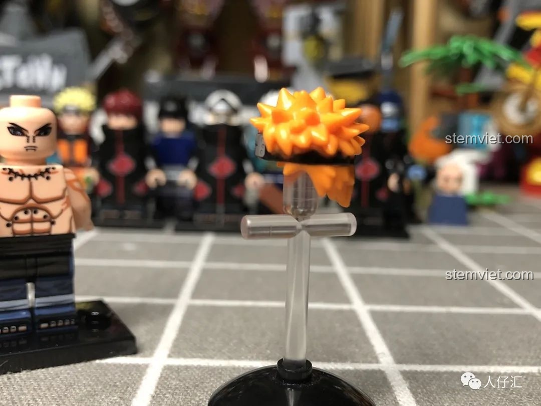 Cận cảnh cánh tay của minifigure Konan WM2090 với chi tiết in màu trắng, có thể hơi mờ dưới ánh sáng.