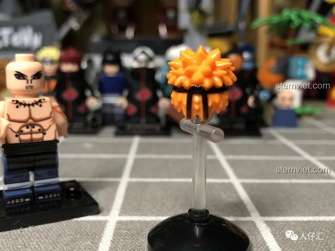 Góc nhìn bên cạnh của minifigure Konan WM2090, thể hiện chi tiết in ấn trên tay và chân.