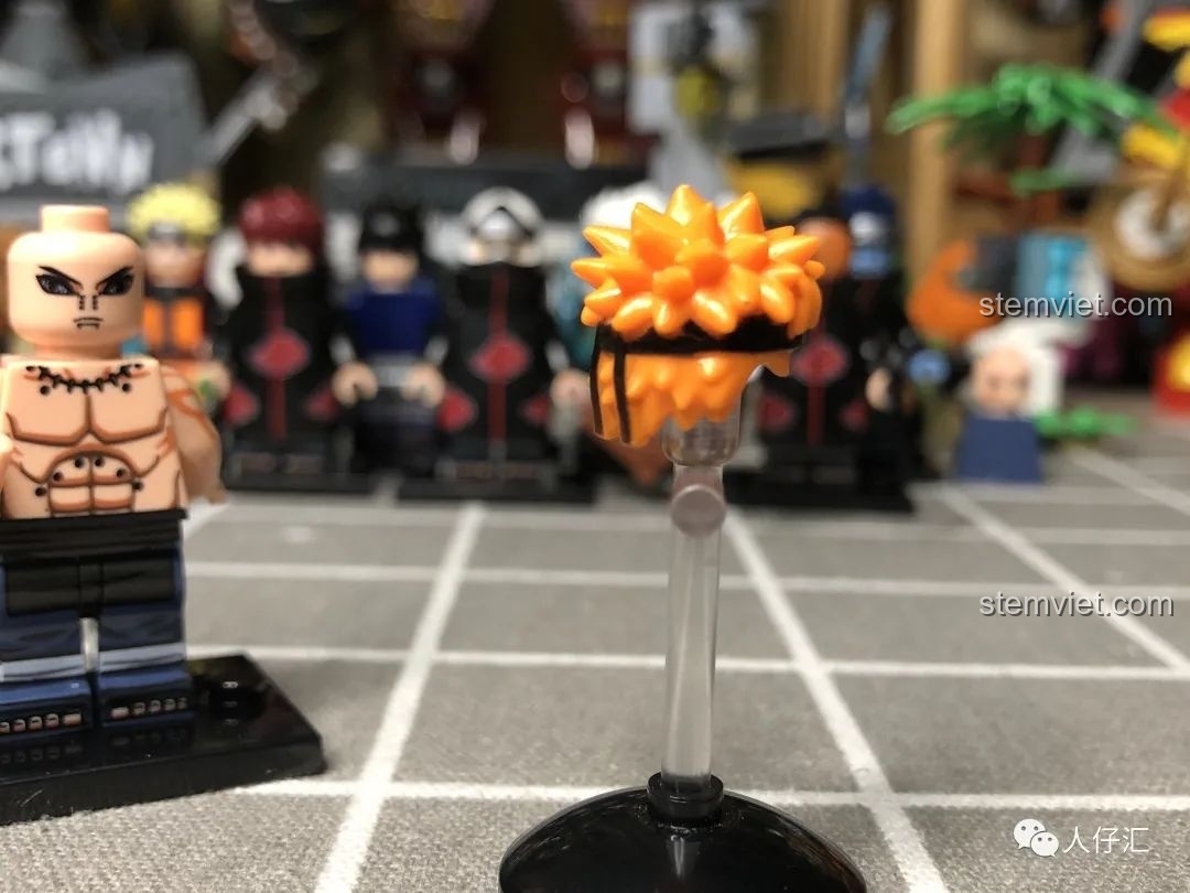 Mặt sau của minifigure Konan WM2090, cho thấy chi tiết in ấn trên lưng và chân.