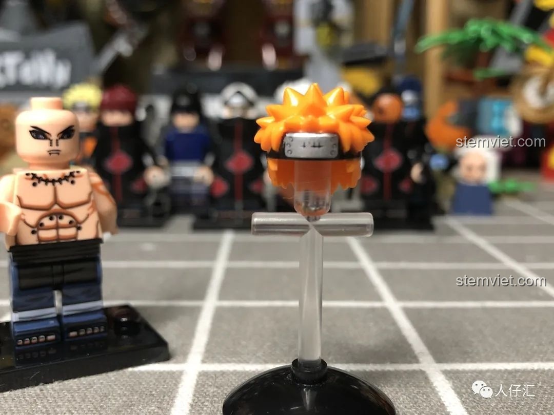 Thân trên của minifigure Konan WM2090, với chi tiết in ấn cơ thể và biểu cảm khuôn mặt.