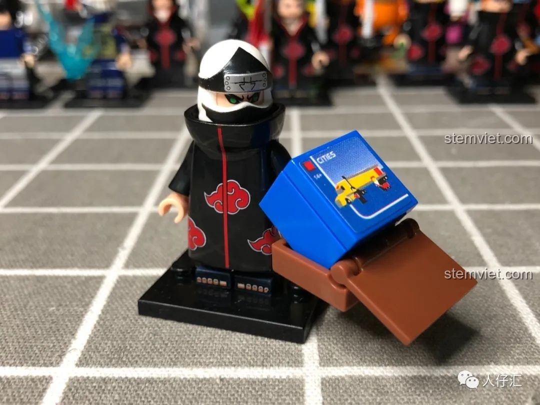 Góc nhìn bên cạnh của minifigure Pain Gakido WM2088, thể hiện chi tiết in ấn trên tay và chân.