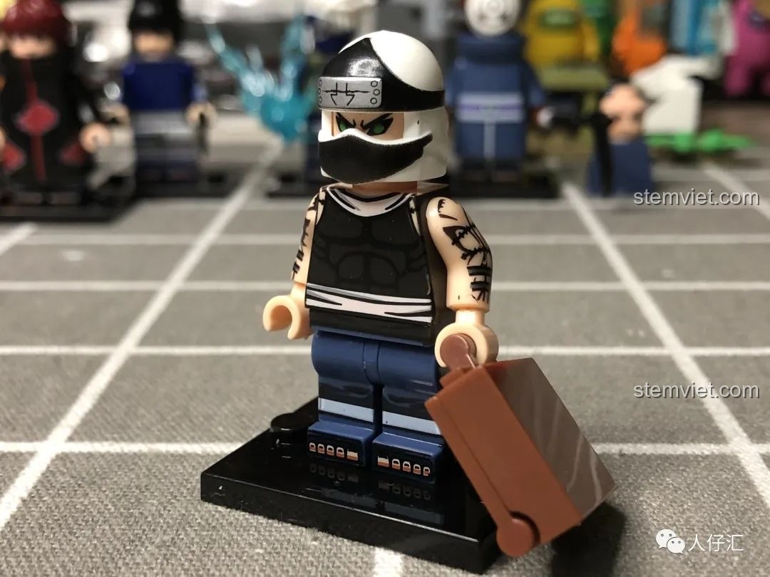 Mặt sau của minifigure Pain Gakido WM2088, cho thấy chi tiết in ấn trên lưng và chân.