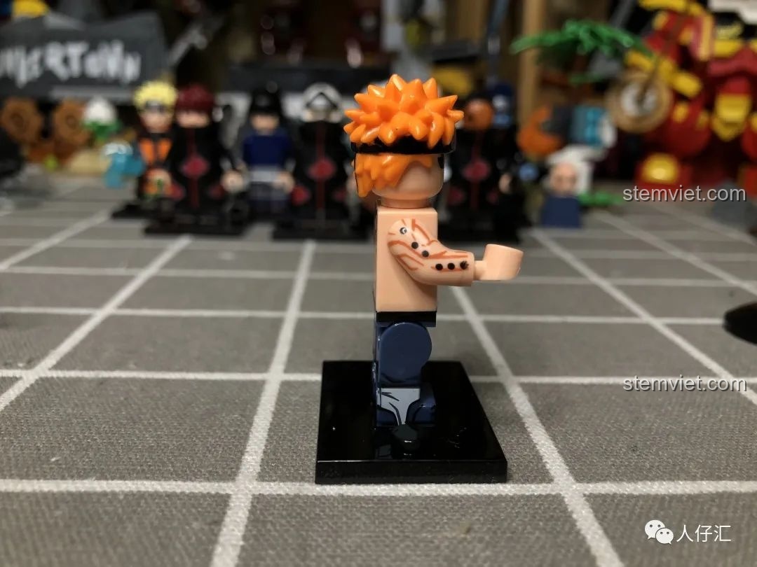 Minifigure Pain Tendo WM2089 cầm phụ kiện gậy, sẵn sàng cho các tư thế chiến đấu.