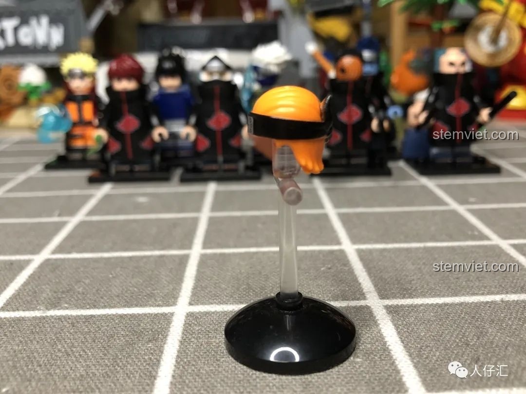 Góc nhìn bên cạnh của minifigure Pain Tendo WM2089, thể hiện chi tiết in ấn trên tay và chân.