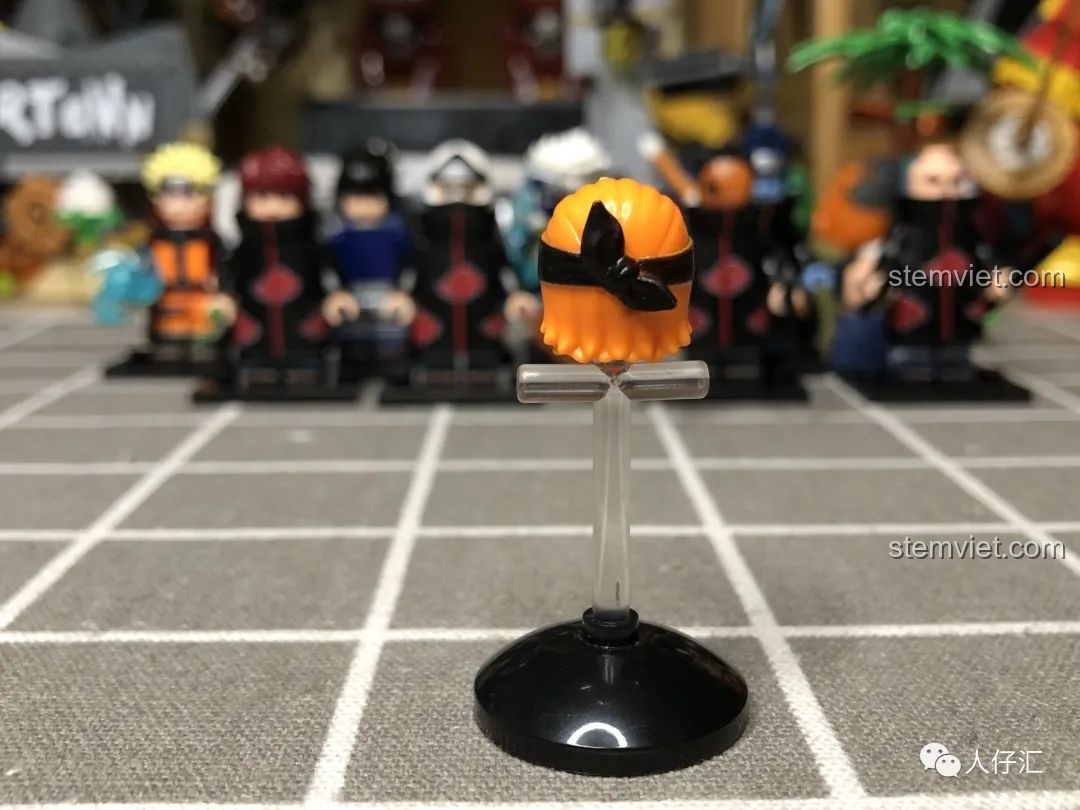 Mặt sau của minifigure Pain Tendo WM2089, cho thấy chi tiết in ấn trên lưng và chân.