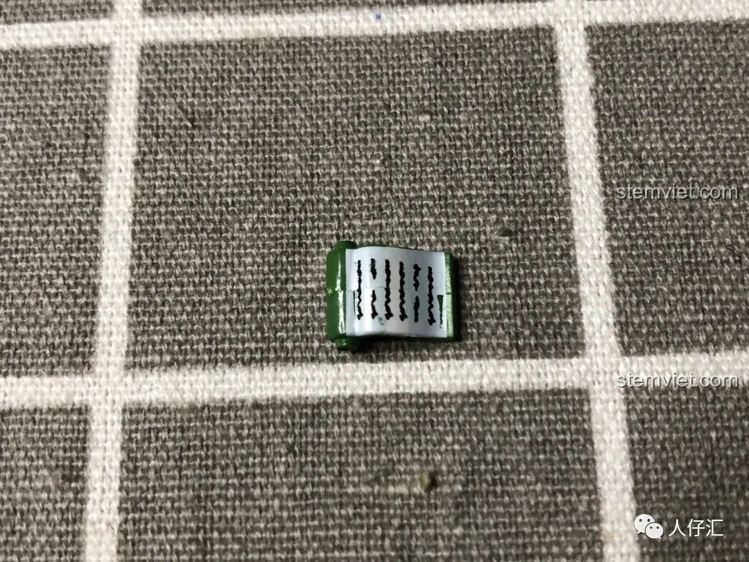 Minifigure Sasori WM2085 cầm phụ kiện cuộn giấy, sẵn sàng cho các tư thế chiến đấu.