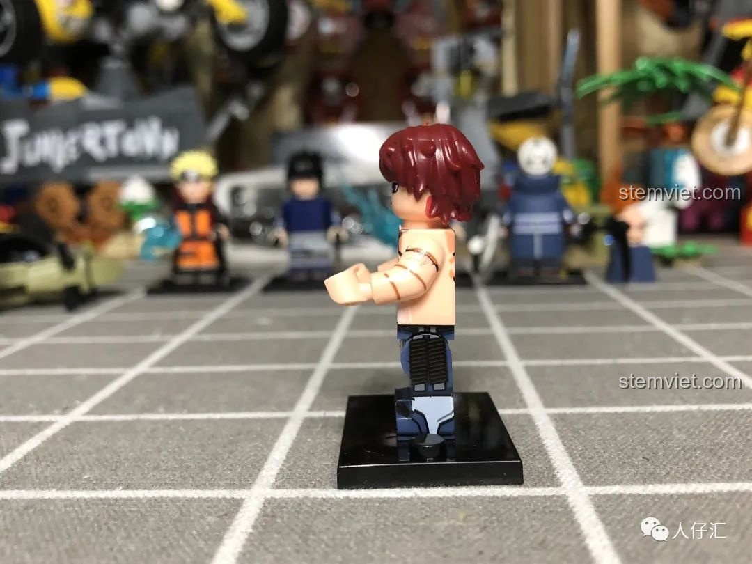 Cận cảnh khuôn mặt của minifigure Sasori WM2085, với đôi mắt sắc sảo và biểu cảm đặc trưng.