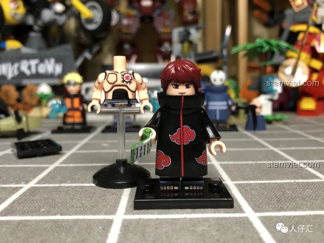 Minifigure Sasori WM2085 từ bộ đồ chơi lắp ráp Naruto Akatsuki, với chi tiết in ấn và phụ kiện cuộn giấy.