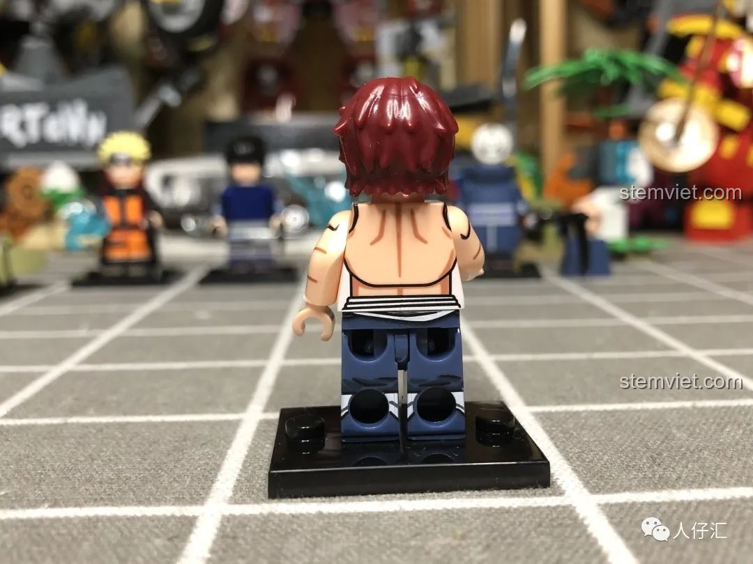 Góc nhìn bên cạnh của minifigure Sasori WM2085, thể hiện chi tiết in ấn trên tay và chân.