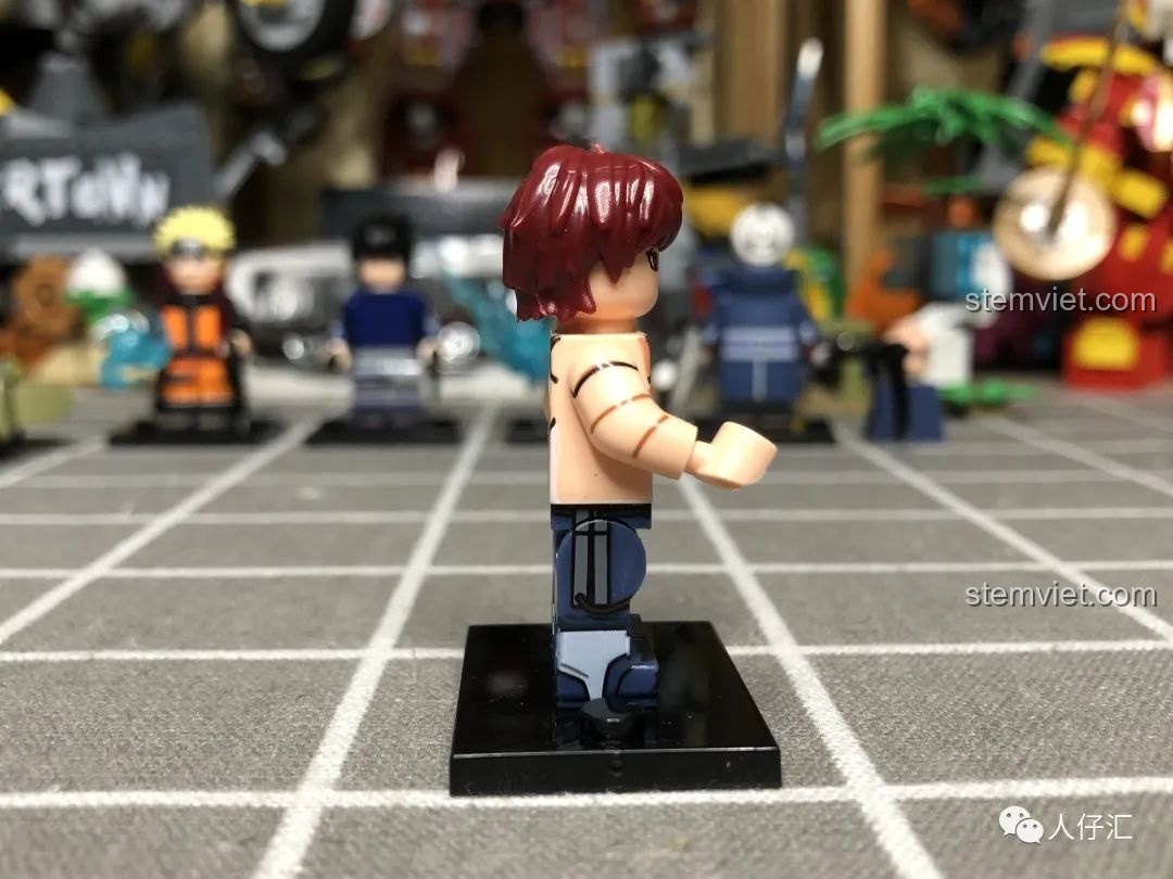 Mặt sau của minifigure Sasori WM2085, cho thấy chi tiết in ấn trên lưng và chân.