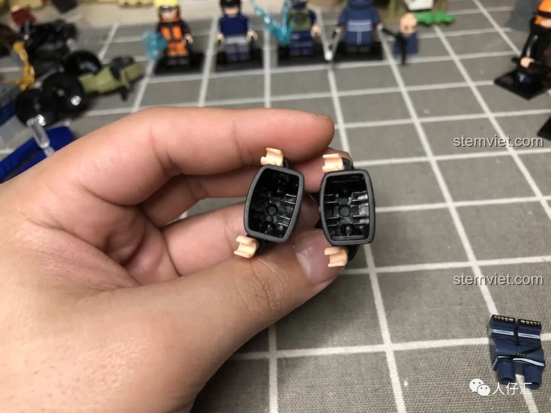 Thiết kế độc đáo của áo choàng minifigures Naruto Akatsuki WM, có thể tháo rời phần thân dưới, tiện lợi cho việc lắp ráp.