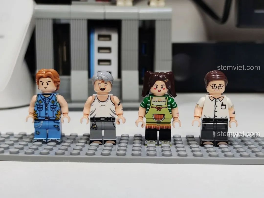 Bốn minifigure người lớn trong bộ Wekki 516954, gồm A Cường, Ông chủ Cẩm, A Trân và Vương Dục Tài.