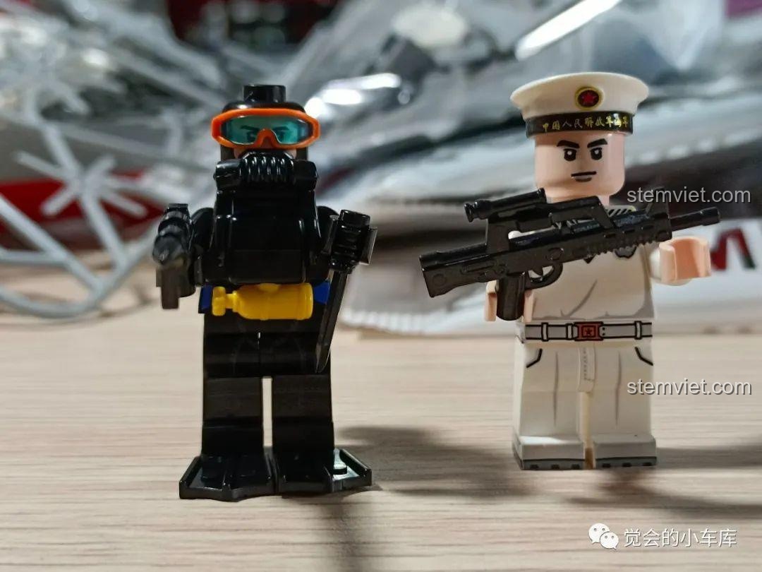 Hai minifigures còn lại của bộ SEMBO 202029: một người nhái trong bộ đồ lặn và một thủy thủ hải quân cầm súng, sẵn sàng cho mọi nhiệm vụ.