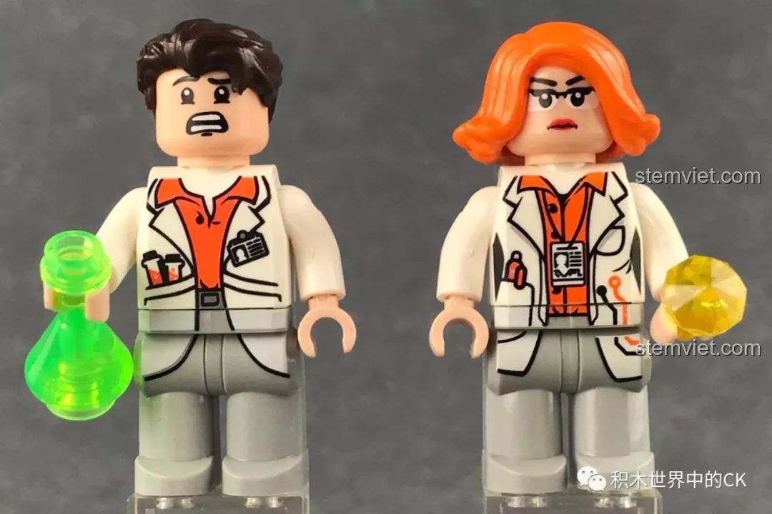 Cận cảnh hai minifigure nhà khoa học nam và nữ trong bộ XINGBAO XB-01402-B, mặc áo blouse trắng.