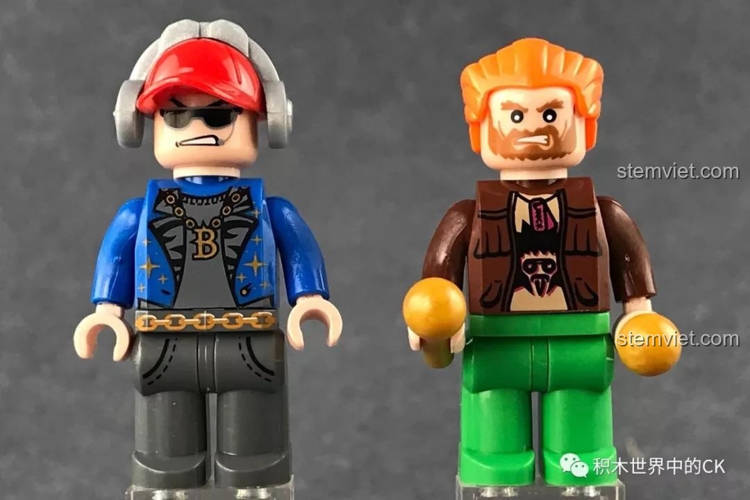 Cận cảnh hai minifigure nhạc sĩ nam trong bộ XINGBAO XB-01402-C, một DJ và một ca sĩ.